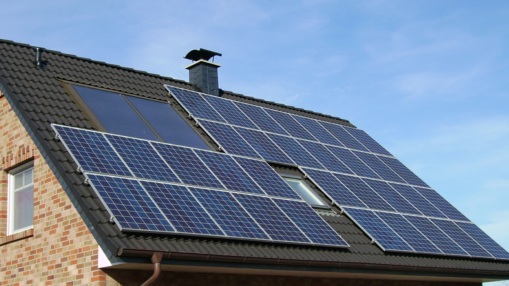 Painéis solares no telhado de uma casa